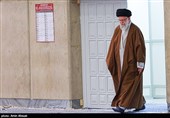 الإمام الخامنئي يدلي بصوته في الانتخابات البرلمانية الإيرانية