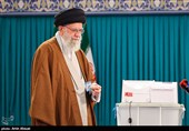 الإمام الخامنئي يدلي بصوته في الانتخابات البرلمانية الإيرانية