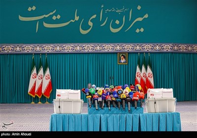 الإمام الخامنئي يدلي بصوته في الانتخابات البرلمانية الإيرانية