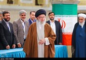 الإمام الخامنئي يدلي بصوته في الانتخابات البرلمانية الإيرانية