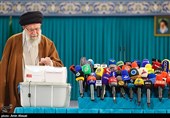 الإمام الخامنئي يدلي بصوته في الانتخابات البرلمانية الإيرانية