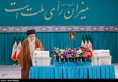 الإمام الخامنئي يدلي بصوته في الانتخابات البرلمانية الإيرانية