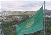 اهتزاز پرچم مزین به نام امام الرضا(ع) در همدان+ فیلم
