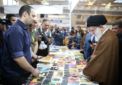 الإمام الخامنئی یزور معرض طهران الدولی للکتاب