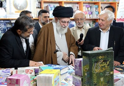 بازدید امام خامنه‌ای از نمایشگاه بین‌المللی کتاب