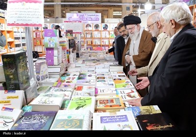 İslam İnkılabı Lideri, Tahran Uluslararası Kitap Fuarını Ziyaret Etti