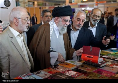 Leader Visits Tehran Book Fair