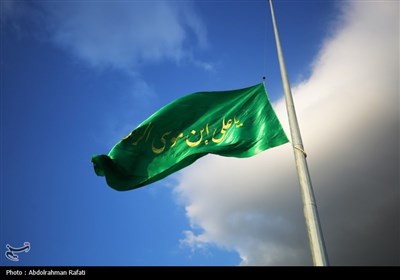اهتزاز پرچم مزین به نام حضرت رضا (ع) در همدان- عکس خبری تسنیم