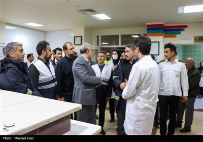 حضور وزیر بهداشت و نیروهای امدادی در نزدیکی منطقه حادثه بالگرد حامل رئیس جمهور