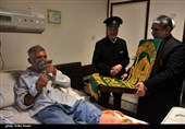 عیادت خادمان حرم مطهر رضوی از  بیماران گرمساری