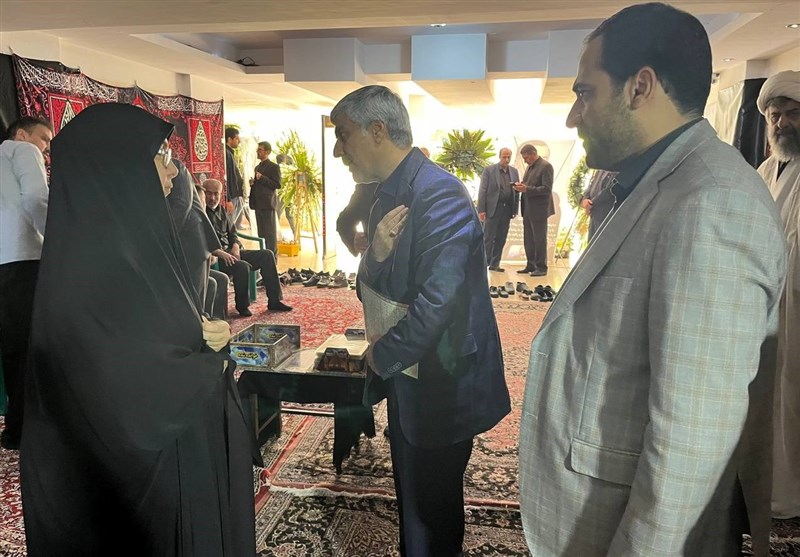 حضور وزیر ورزش در منزل شهیدان امیرعبداللهیان و موسوی