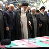الإمام الخامنئي يصلي على جثمان الشهيد رئيسي ورفاقه