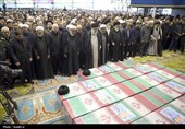 الإمام الخامنئی یصلی على جثمان الشهید رئیسی ورفاقه