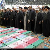 الإمام الخامنئي يصلي على جثمان الشهيد رئيسي ورفاقه