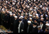 اقامه نماز رهبر انقلاب بر پیکر شهید رئیسی و شهدای خدمت