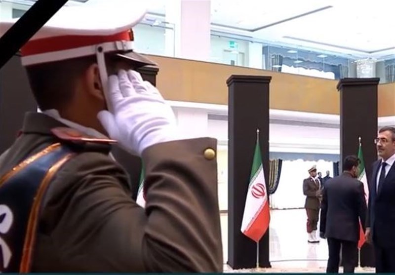 Farklı ülkelerden gelen yetkililer saygı durşu töreninde