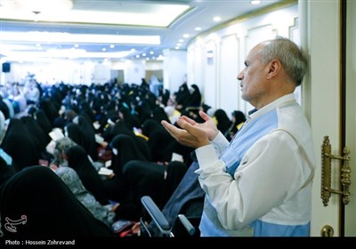 مراسم دعای کمیل زائران ایرانی در مدینه منوره به یاد شهدای خدمت