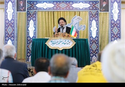 مراسم دعای کمیل زائران ایرانی در مدینه منوره به یاد شهدای خدمت