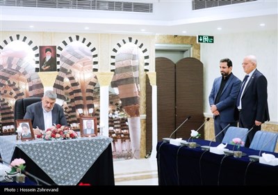 ادای احترام رؤسای بعثه کشور‌های اسلامی به مقام رئیس جمهور شهید