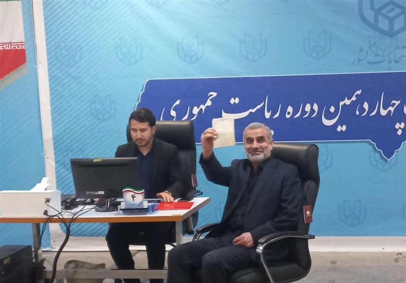 علی نیکزاد در انتخابات ثبت‌نام کرد
