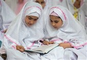 مهدالرضا(ع) به خردسالان روخوانی قرآن را آموزش می‌دهد