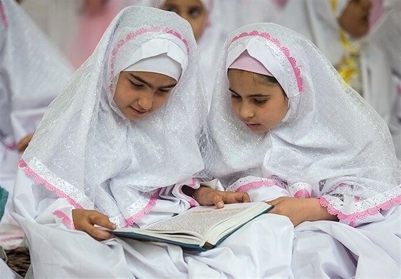 مهدالرضا (ع) به خردسالان روخوانی قرآن را آموزش می‌دهد
