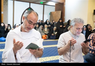 الحجاج الإيرانيون يقرأون دعاء الندبة في مكة المكرمة