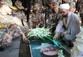 ادای احترام فرمانده نیروی پدافند هوایی ارتش به شهید آل‌هاشم