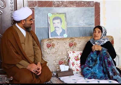 تکریم مادر شهید حبیب‌الله غفاری در کردستان