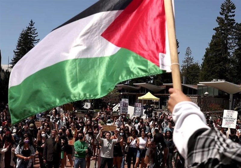 Stanford Students Stage Walkout during Graduation in Solidarity with Palestinians
