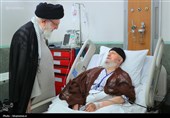 الامام الخامنئی یزور آیة الله مکارم شیرازی بالمستشفى