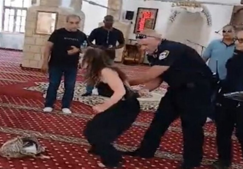 هتک حرمت مسجد توسط گردشگر آمریکایی