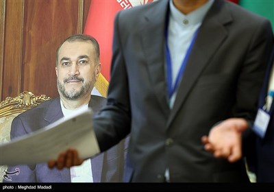 تصویر شهید حسین امیر عبدالهیان وزیر سابق امور خارجه در محل نشست وزرای امور خارجه مجمع گفتگوی همکاری آسیا