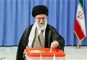 الإمام الخامنئی یدلی بصوته فی الانتخابات الرئاسیة الإیرانیة