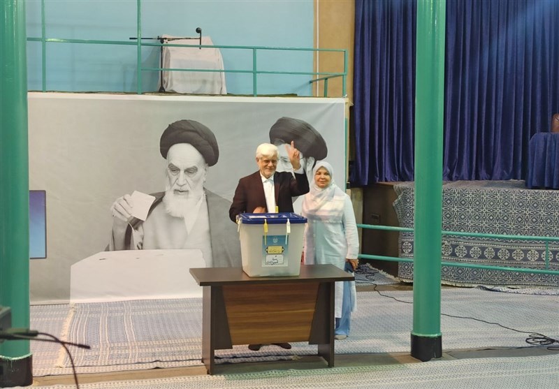محمدرضا عارف رای خود را به صندوق انداخت
