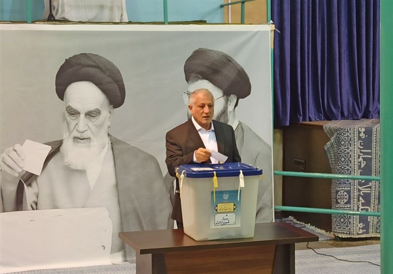 محسن هاشمی رای خود را به صندوق انداخت