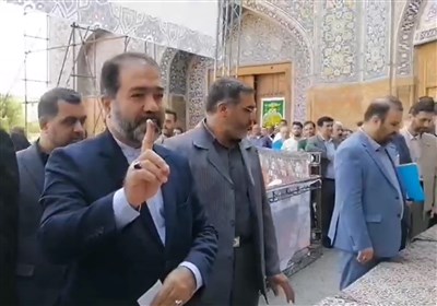 استاندار اصفهان رای خود را به صندوق انداخت