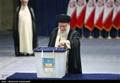 الإمام الخامنئي يدلي بصوته في الانتخابات الرئاسية الإيرانية