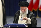 الإمام الخامنئي يدلي بصوته في الانتخابات الرئاسية الإيرانية