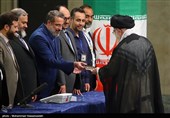 الإمام الخامنئي يدلي بصوته في الانتخابات الرئاسية الإيرانية