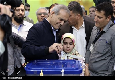 Pezeshkian Votes in Iran Presidential Election