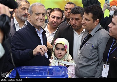 حضور مسعود پزشکیان نامزد چهاردهمین دوره ریاست‌جمهوری در بیمارستان فیروزآبادی شهرری