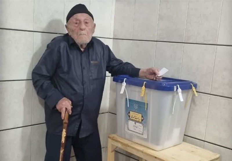 پیرمرد 115 ساله دولت‌آبادی پای صندوق رأی