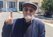 پیرمرد 103 ساله شهمیرزادی رأی خود را به صندوق انداخت+عکس