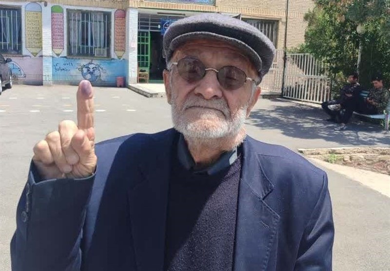 پیرمرد 103 ساله شهمیرزادی رأی خود را به صندوق انداخت+عکس