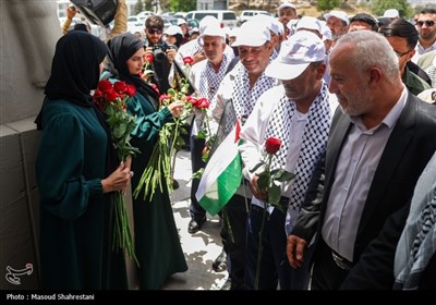 العديد من عوائل شهداء غزة يزورون برج ميلاد في طهران