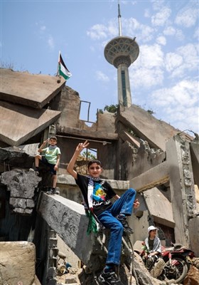 العديد من عوائل شهداء غزة يزورون برج ميلاد في طهران
