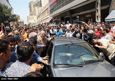 المرشح مسعود بزشكيان يزور سوق شوش في العاصمة طهران