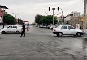 تلاش جوان کرمانی برای کنترل ترافیک در دمای 40 درجه