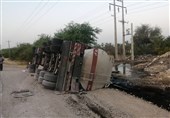 واژگونی تریلی عراقی حامل مازوت در جاده دشتستان